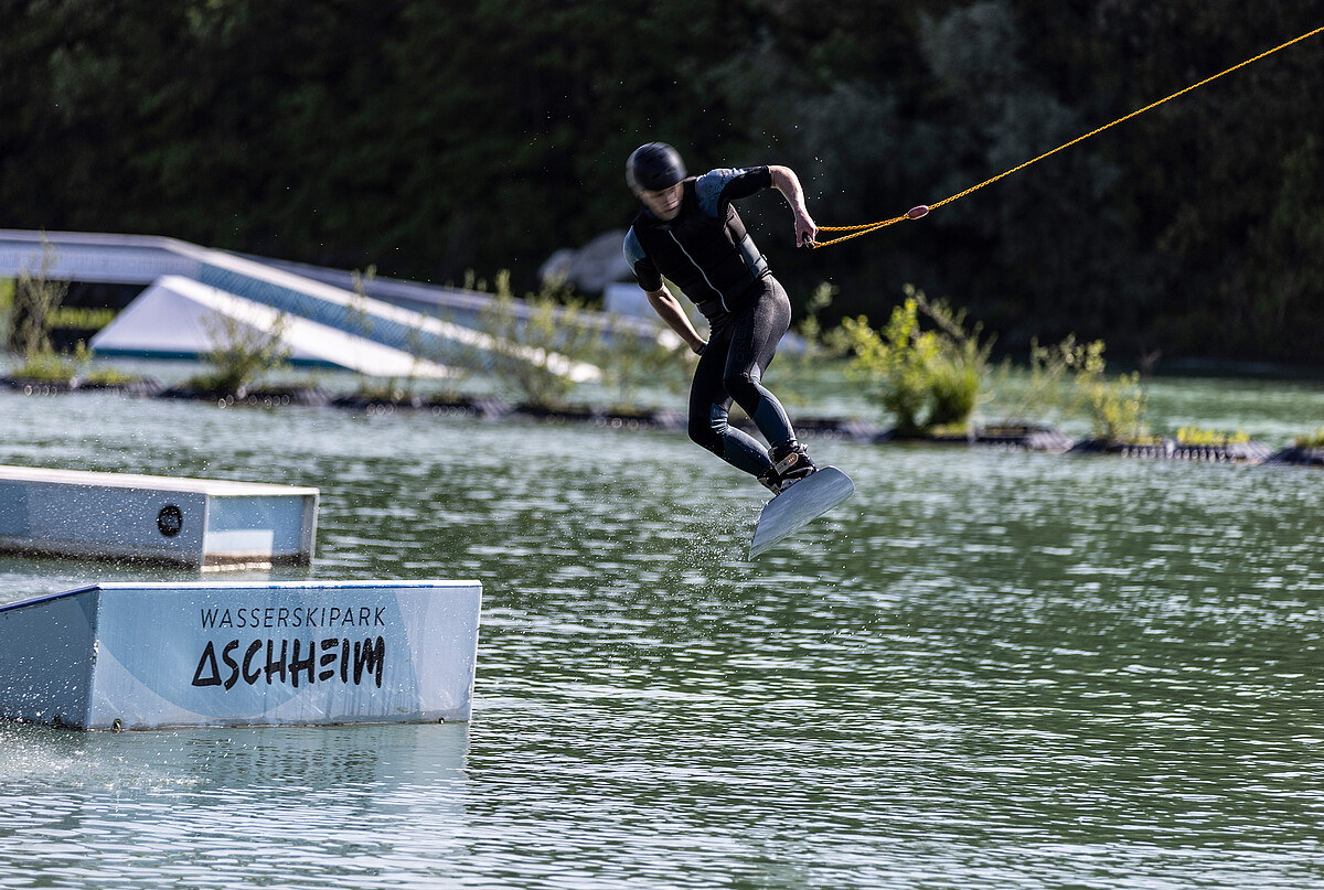 Actionreiche Szene im Wasserskipark Aschheim. Wakeboarder im Wasserskipark Aschheim.